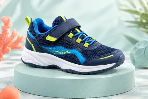 Chaussure de running enfant bleu foncé, avec détails bleus, accents jaune citron, lacets élastiques et scratch.