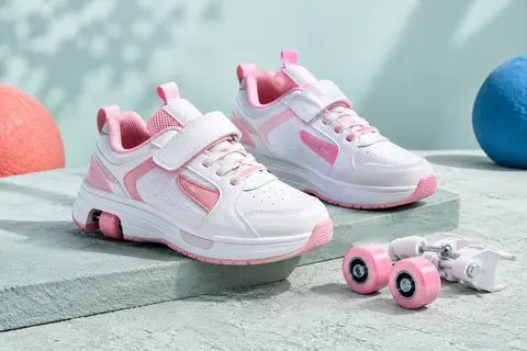 Baskets Anefun blanches et roses pour enfant, avec roues amovibles présentées à côté