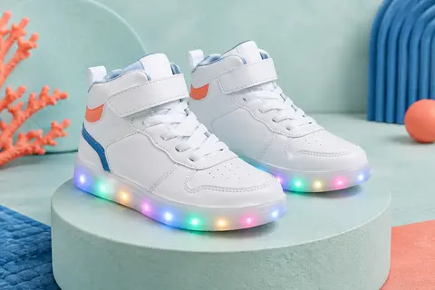 Baskets montantes blanches pour enfant avec lacets et semelle extérieure illuminée par des LED colorées
