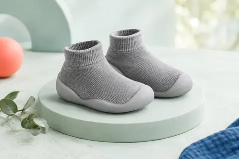 Chaussures chaussettes grises Dookeh pour bébé en maille de coton, avec une semelle souple en silicone.