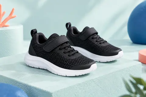 Baskets de running noires pour enfant en maille, avec bride autoagrippante et semelle légère