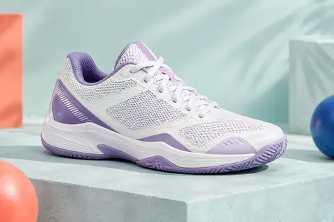 Chaussure de handball junior blanche et mauve en mesh, avec semelle extérieure texturée pour le jeu en salle