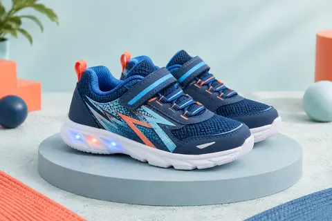 Baskets enfant bleues à motif Spiderman, avec fermeture à scratch et lumières LED dans la semelle