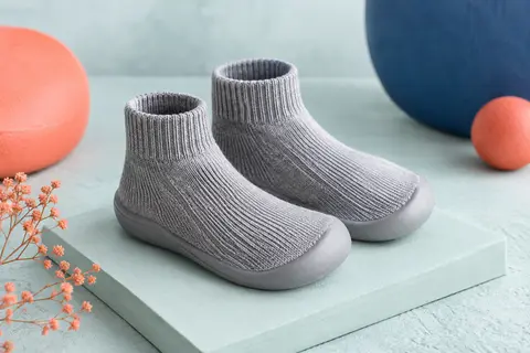 Chaussures chaussettes grises pour bébé, à tige tricotée souple et semelle en caoutchouc