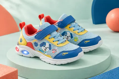 Baskets enfant jaunes, bleues et rouges, avec motifs de chiots et lumières intégrées aux talons.