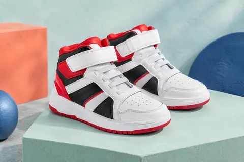 Baskets montantes enfant blanches avec bandes noires, accents rouges et fermeture auto-agrippante