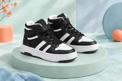 Paire de baskets montantes enfant noir et blanc, avec tige synthétique, bandes latérales et semelles en caoutchouc