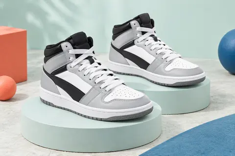 Paire de baskets montantes pour enfant blanches, noires et grises, avec semelles en caoutchouc