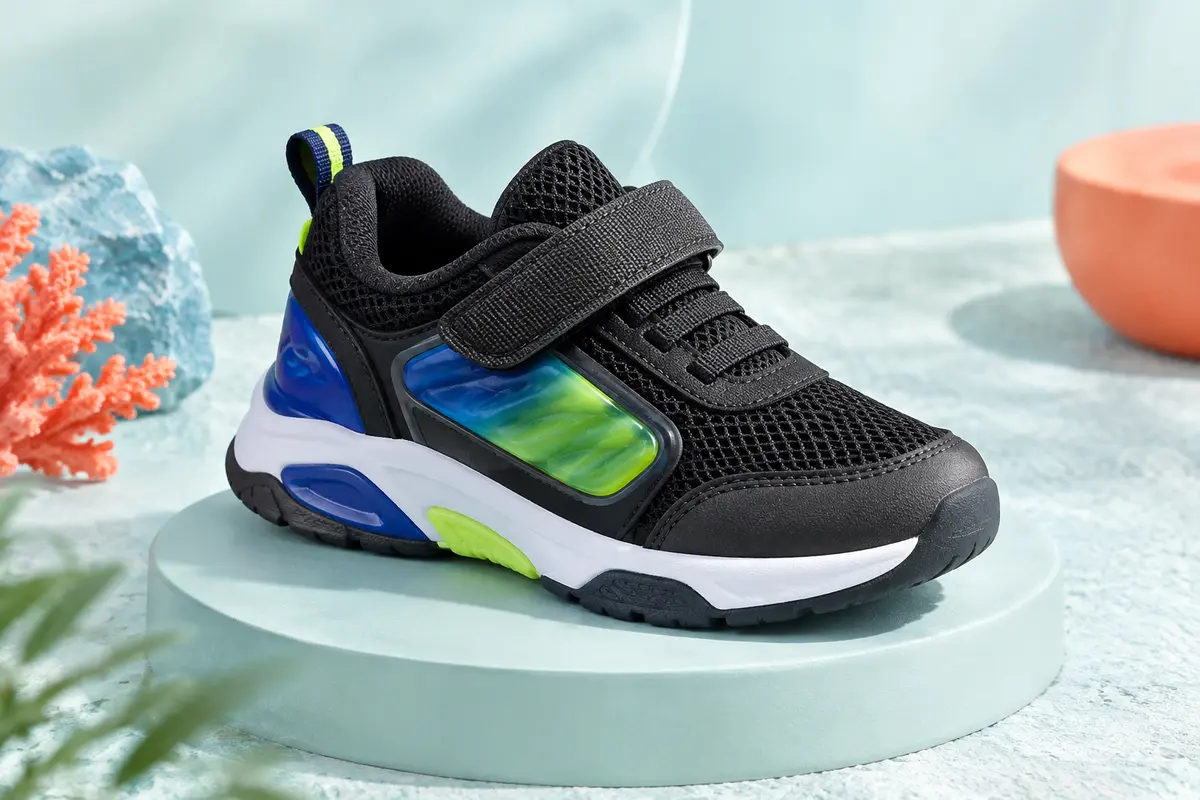 Basket basse noire pour enfant, avec détails lumineux et accents bleus et vert lime