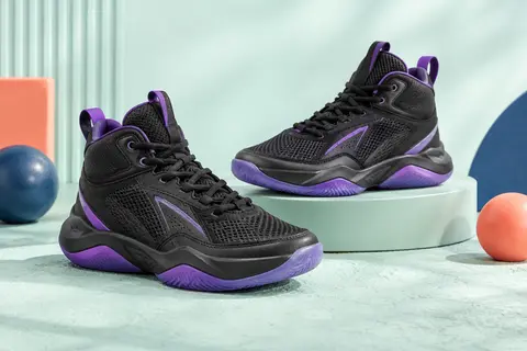 Baskets montantes de basketball pour enfant, en tissu noir et violet avec semelle en caoutchouc