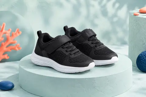 Baskets enfant basses noires en maille, avec lacets élastiques, bande autoagrippante et semelle EVA