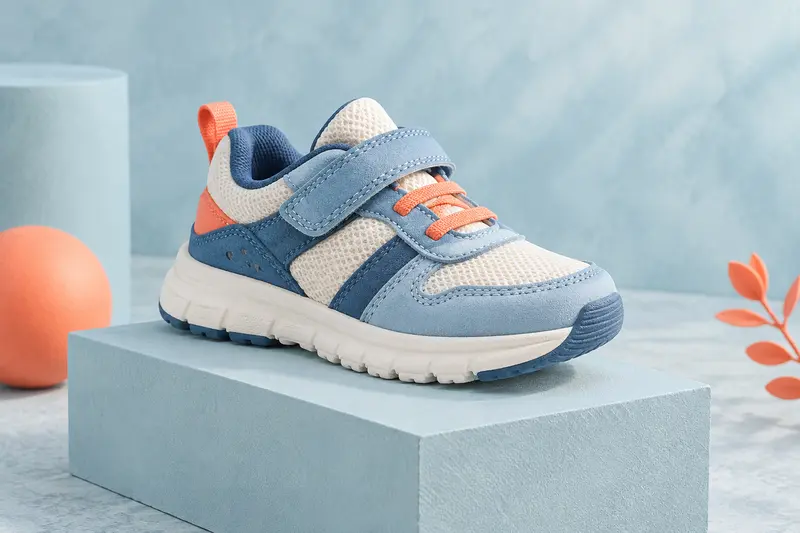 Paire de baskets pour enfant mise en valeur pour observer sa forme, sa fermeture et sa semelle